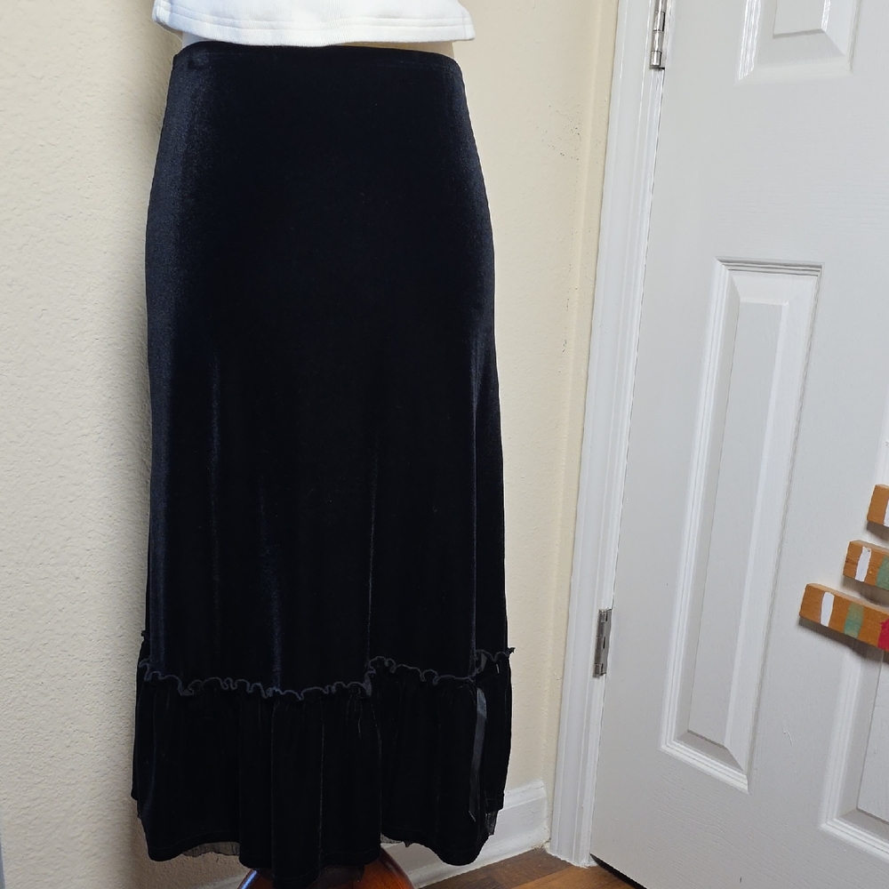 Y2k Vintage Elegant Black Velvet Skirt With Ruffle Hem and Tulle Under Hem
